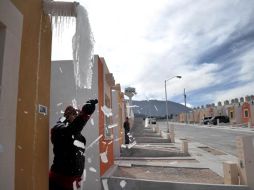 Un residente de Saltillo retira el hielo formado en la cañería de su casa. EFE  /