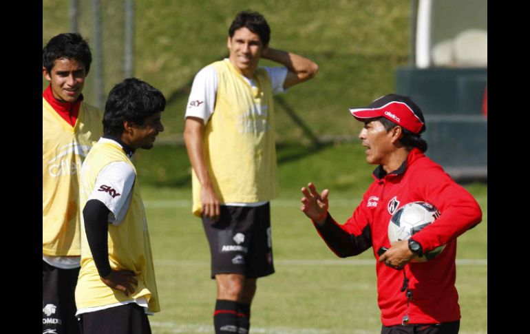 Para Galindo (der.), la clave de la victoria para Atlas será mantener un equilibrio en todas las líneas. MEXSPORT  /