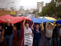 Trabajadores y estudiantes marchan en rechaza de políticas oficiales. AP  /