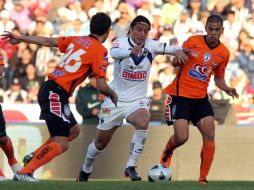 Aldo de Nigris abre el marcador del partido al minuto 26. MEXSPORT  /