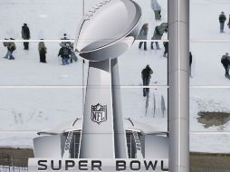 Imagen reflejada en la pared del estadio de los Vaqueros de Dallas, un día antes del Super Bowl. AP  /