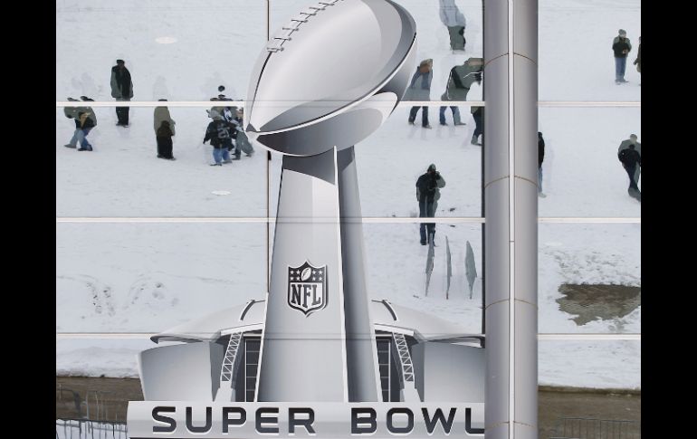Imagen reflejada en la pared del estadio de los Vaqueros de Dallas, un día antes del Super Bowl. AP  /