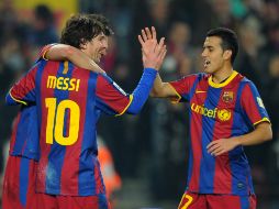 Messi (izq.) celebra con 'Pedrito' uno de los tres goles que marcó en la victoria ante el Atlético de Madrid. AFP  /