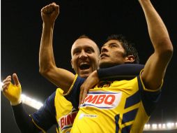 Vuoso (izq.) y Reyna celebran el gol anotado por el último en el encuentro donde derrotaron a San Luis, a media semana. MEXSPORT  /