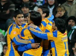 Héctor Mancilla es felicitado por sus compañeros de equipo, luego de la anotación que ponía adelante a Tigres. MEXSPORT  /