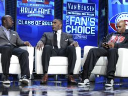 Los ex jugadores de la NFL Marshall Faulk (i), Shannon Sharpe (c) y Deion Sanders (d), en conferencia de prensa. EFE  /