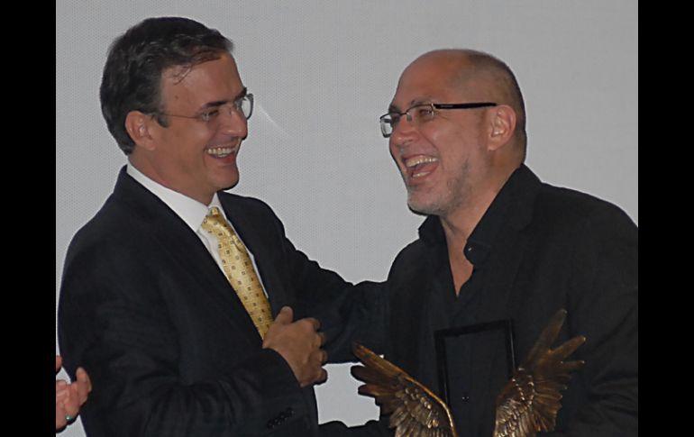 El jefe capitalino Marcelo Ebrad otorga un reconocimiento al cineasta Guillermo Arriaga. NTX  /