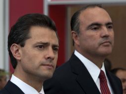 Enrique Peña Nieto acompaña a José Calzada Rovirosa, su homólogo de Querétaro. NTX  /
