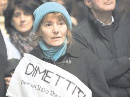 Una mujer se manifiesta en Milán para exigir la dimisión de ''Il Cavaliere''. AFP  /