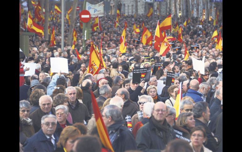 Españoles machan en Madrid contra la posibilidad de cualquier negociación entre el grupo ETA y el Gobierno. AFP  /