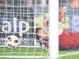 En uno de sus goles, Messi prácticamente entró con todo y balón a la portería. EFE  /