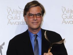 El guionista Aaron Sorkin posa con su premio a mejor guión adaptado por 'The Social Network'. EFE  /