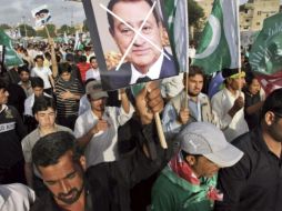 Manifestación contra el presidente egipcio Hosni Mubarak que se ha convocado en Karachi, Pakistán. EFE  /