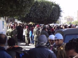 Cientos de manifestantes se reúnen a las puertas de la comisaría de Sidi Buzid. EFE  /