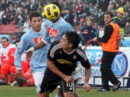 El jugador del Nápoles, Fabiano Santacroce (c), busca dominar el esférico. EFE  /