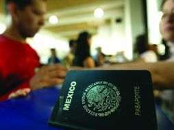 El precio del pasaporte con vigencia por 10 años es de mil 795. ARCHIVO  /