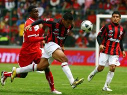 En la foto el jugador Jaime Ayovi (Izq) de Toluca y Alfredo Gonzalez de Atlas, durante juego de la semana 5 del Clausura 2011. MEXSPORT  /