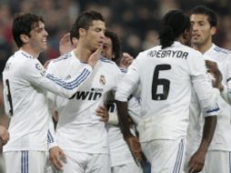 Los jugadores del Real Madrid felicitan a Ronaldo quien hizo un doblete. EFE  /