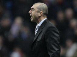 El ahora ex técnico del West Bromwich dando instrucciones al equipo. AP  /