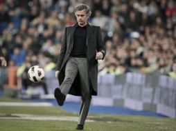 El entrenador del Real Madrid, el portugués José Mourinho, en la banda en un momento del partido frente a la Real Sociedad. EFE  /