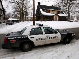 Un coche policial permanece frente a la casa donde se produjeron los hechos.EFE  /