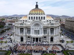 Decenas de activistas del grupo AnimaNaturalis protestan en el inmueble. EFE  /