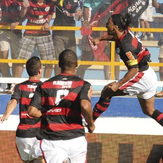 Ronaldinho anota primer gol con Flamengo en Brasil