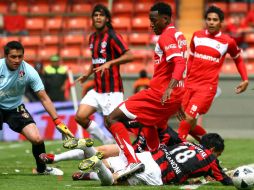 El portero rojinegro Miguel Pinto y el mediocampista Arturo Paganoni (18) tuvieron atinadas intervenciones. MEXPSORT  /