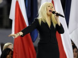 Aguilera no es la primera que se equivoca, otras como Macy Gray fue abucheada por su manera de interpretarlo. EFE  /