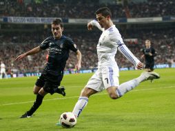 Cristiano Ronaldo dispara ante la marca de Daniel Estrada, de la Real Sociedad. AFP  /