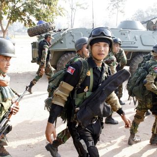 Miles de tailandeses huyen de los choques en la frontera camboyana