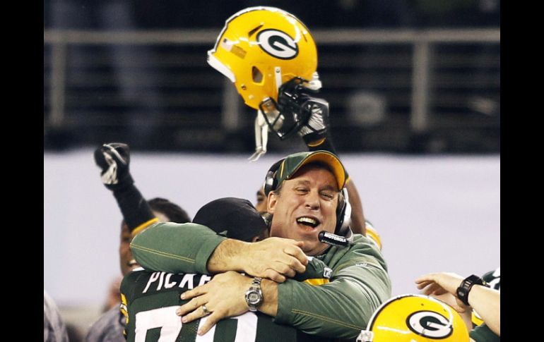 El entrenador en jefe de Green Bay, Mike McCarthy, es abrazado por Ryan Pickett (79). REUTERS  /