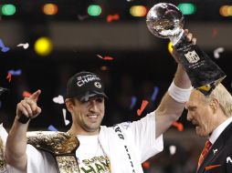 Aaron Rodgers, de Green Bay, levanta el trofeo 'Vince Lombardi', luego de vencer 31-25 a los Acereros de Pittsburgh. REUTERS  /