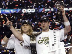 Aaron Rodgers (Der.) celebra, con el trofeo Vince Lombardi en mano, junto con el apoyador Clay Matthews. AP  /