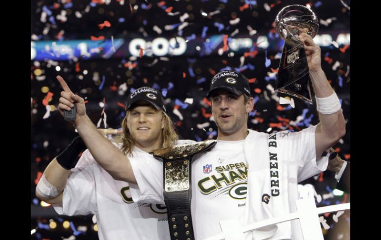 Aaron Rodgers (Der.) celebra, con el trofeo Vince Lombardi en mano, junto con el apoyador Clay Matthews. AP  /