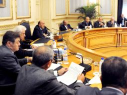 Aspecto de la reunión entre el vicepresidente de Egipto, Omar Suleimán (arriba izquierda), y líderes de los partidos opositores. EFE  /