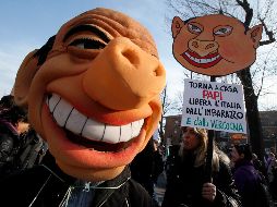 Manifestantes exigen la renuncia del mandatario italiano, Silvio berlusconi. REUTERS  /