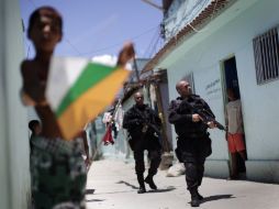 Policías brasileños recorren distintos barrios de Río como parte del operativo de seguridad. AP  /