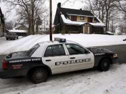 Coche policial permanece frente a la casa donde se suscitó el tiroteo. EFE  /