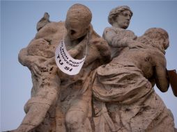 ''Nessun dorma'' informó que ha puesto carteles en 150 estatuas de Italia con mensajes contra Berlusconi. EFE  /