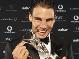 Rafael Nadal posa con la estatuilla al mejor deportista internacional. EFE  /
