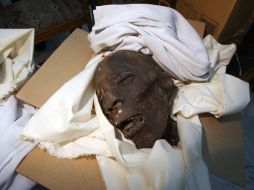 En la fotografía se observa una momia que fue dañada durante los acontecimientos de días pasados. AP  /