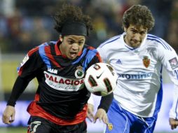 El jugador mexicano Giovani dos Santos pelea por el control del balón ante el Zaragoza. EFE  /