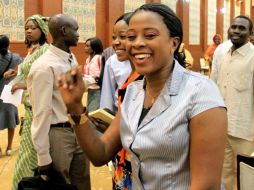 Mujeres festejan tras escuchar los resultados de la votación. AFP  /