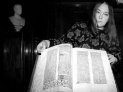 Una empleada de la biblioteca del gobierno ruso, ubicada en Moscú, muestra una Biblia impresa por Gutenburg que data del siglo XV. AFP  /