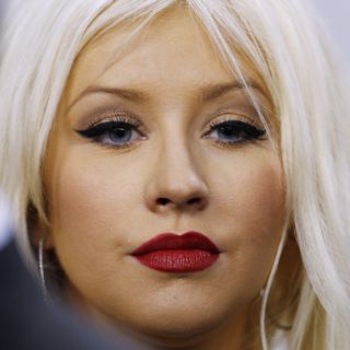 Preocupa la manera de beber de Christina Aguilera