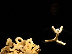 El teatro negro tiene como característica principal el manejo de la luz para crear mundos  fantásticos. S. NÚÑEZ  /