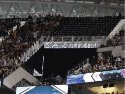 Mucha gente no pudo entrar al Cowboys Stadium por el problema de las 15 mil butacas temporales. AP  /