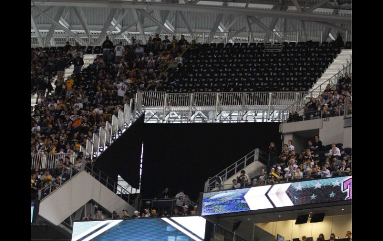 Mucha gente no pudo entrar al Cowboys Stadium por el problema de las 15 mil butacas temporales. AP  /