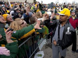 La ciudad sede d ela NFL más chica de Estados Unidos recibió ayer a sus héroes. Charles Woodson saluda a la afición. AP  /